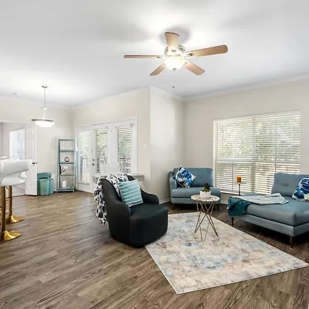 Upscale City Apartment With Pool , Fitness Center